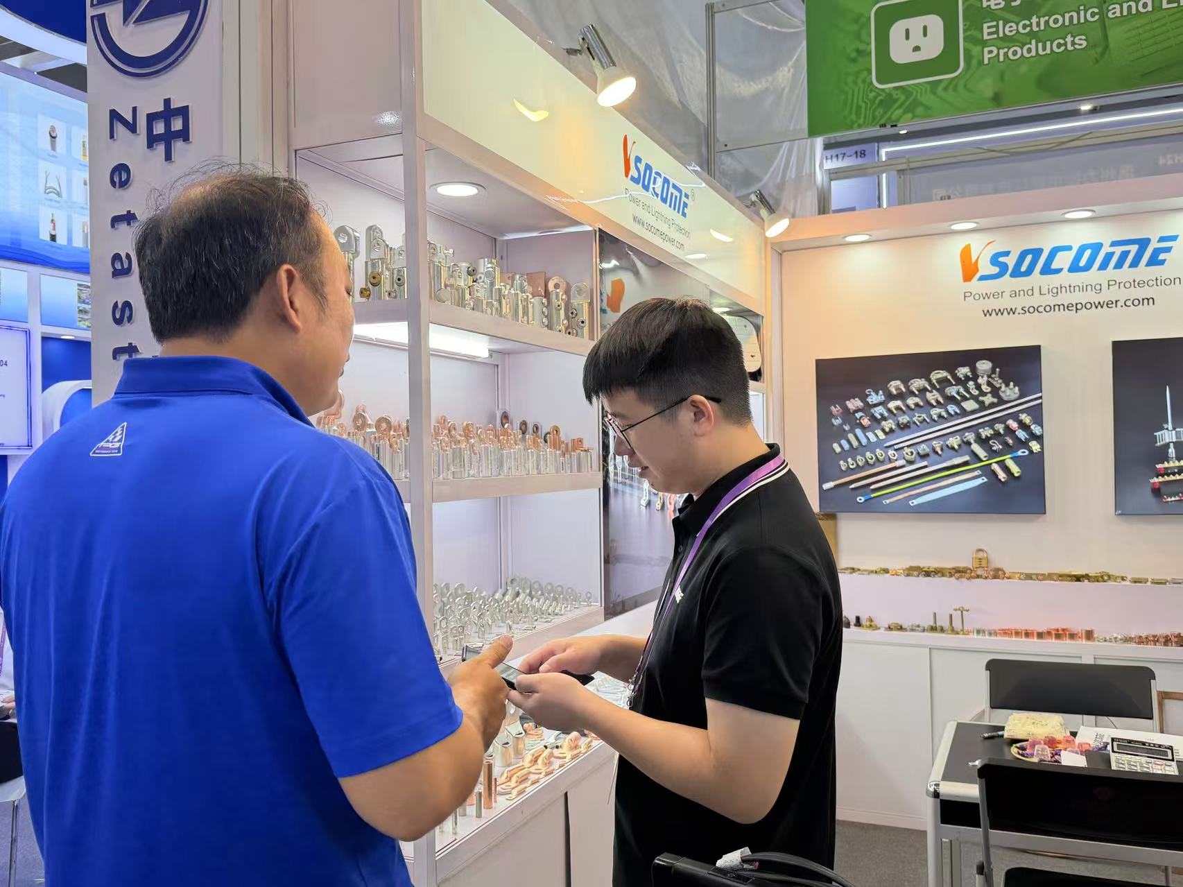 SOCOME Team Communicate with Global Buyers